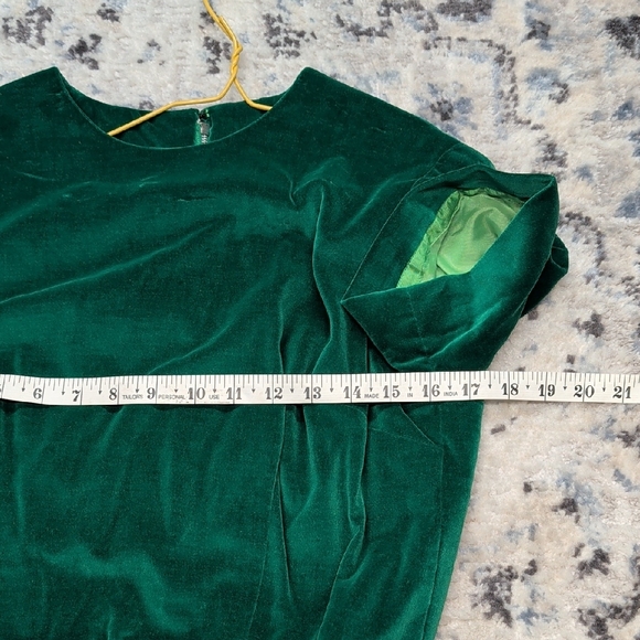 Elegant Vintage Green Velvet and Chiffon Short Sleeve Dress - Picture 5 of 7